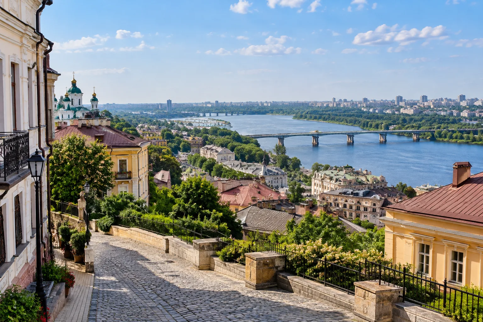 Панорама Киева с Днепром, мостом и жилыми кварталами